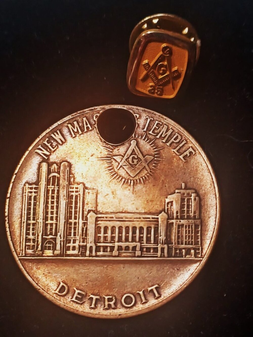 New Masonic Temple Detroit medal & Vintage Masonic 25 yr Gold plated Lapel Pin.
